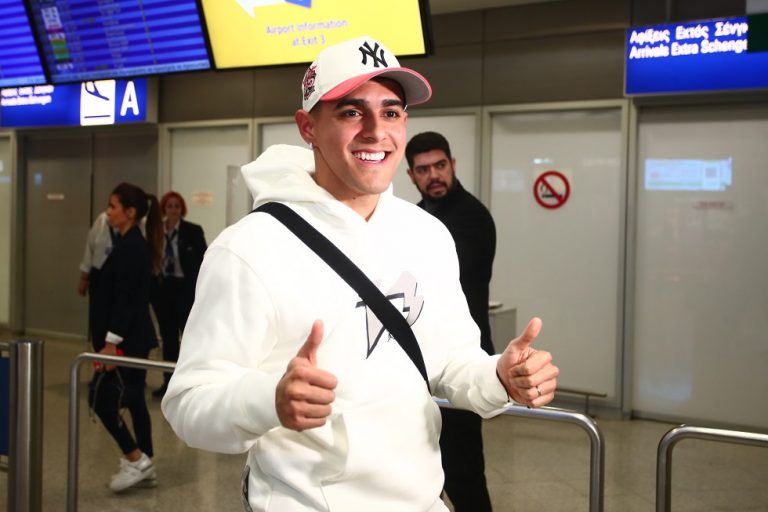 Στην Αθήνα για τον Ολυμπιακό ο Λουίς Πάλμα – «Ηρθα στη μεγαλύτερη ομάδα της Ελλάδας» (vids)