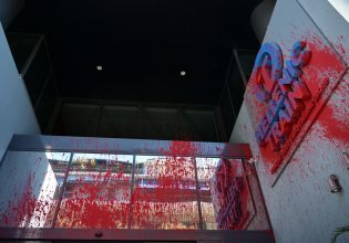 Επίθεση στα γραφεία της Hellenic Train – Πέταξαν μπογιές και έσπασαν τζάμια