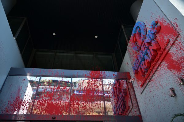 Επίθεση στα γραφεία της Hellenic Train – Πέταξαν μπογιές και έσπασαν τζάμια