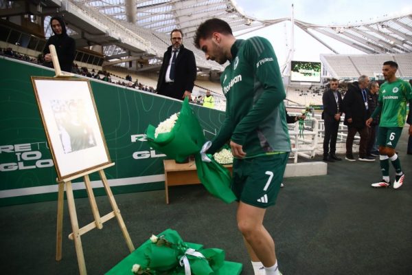 Παναθηναϊκός: Το βίντεο για τον Μίμη Δομάζο – Λουλούδια από όλη την ομάδα στο κάδρο του «Στρατηγού» (pics)