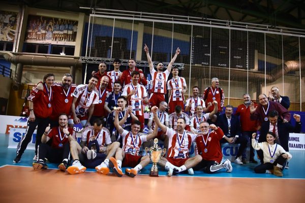 Η απονομή του Σούπερ Καπ στους παίκτες του Ολυμπιακού (pics+vid)