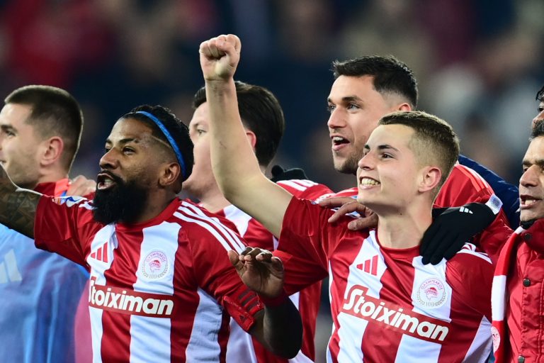 Φλέβες έτοιμες να εκραγούν, μάτια κόκκινα, «δίψα για αίμα» και ένα ξεκάθαρο μήνυμα: «Τον Θρύλο θα τον σέβεστε»