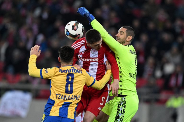 Η «πέστε κάτω» παρωδία του Αστέρα και ο Τσακαλίδης με τη σφυρίχτρα «παρκαδόρος» του πούλμαν