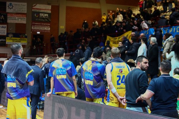 Μαρούσι για τα επεισόδια με Λαύριο: «Ίσως πρέπει κι εμείς να βάζουμε πίσω από τον πάγκο μαυροφορεμένους με μεταλλικές κόρνες»