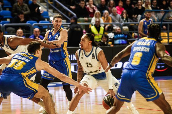 Διετής αποκλεισμός από  αθλητικές εγκαταστάσεις στους οπαδούς που πέταξαν μπουκάλια στο Καρδίτσα – Περιστέρι