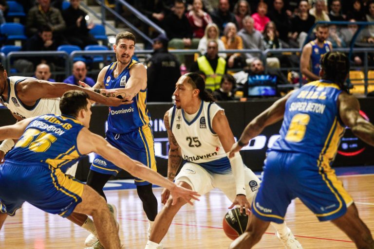 Διετής αποκλεισμός από  αθλητικές εγκαταστάσεις στους οπαδούς που πέταξαν μπουκάλια στο Καρδίτσα – Περιστέρι