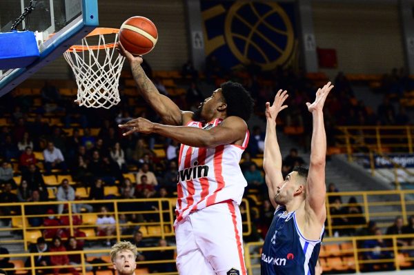 Ολυμπιακός: Οι φωτογραφίες, τα αυτόγραφα και τα πειράγματα ανάμεσα σε Μιλουτίνοφ και Παπανικολάου (vid)