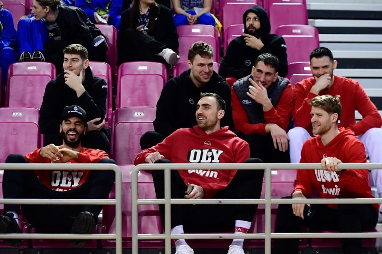 Η ανδρική ομάδα μπάσκετ του Ολυμπιακού παρακολουθεί το ντέρμπι «αιωνίων» στις γυναίκες (pics)