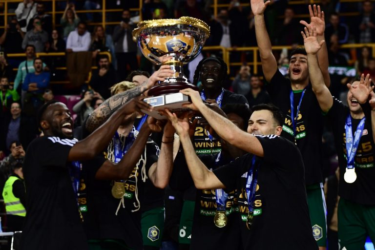 Η απονομή του τροπαίου στον κυπελλούχο Παναθηναϊκό (vid)