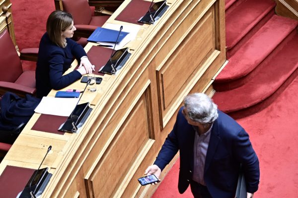 Άγριες κόντρες στη Βουλή για τα Τέμπη: «Είστε μειράκιο της πολιτικής» – «Ξεπληρώνεις το γραμμάτιο της ανικανότητάς σου»