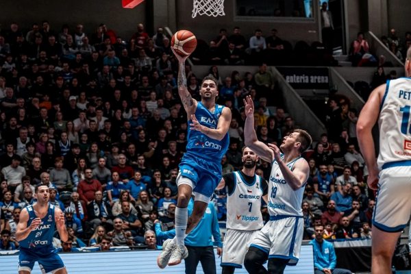 Το μεγάλο τρίποντο του Τολιόπουλου που έστειλε τον αγώνα με την Τσεχία στην παράταση (vid)