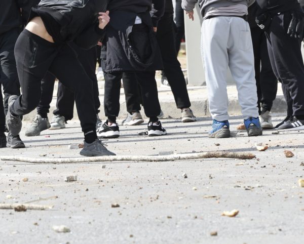 Θεσσαλονίκη: Ένταση μεταξύ διαδηλωτών και ατόμων με καλυμμένα χαρακτηριστικά – Τους κατηγορούσαν ως «ασφαλίτες»