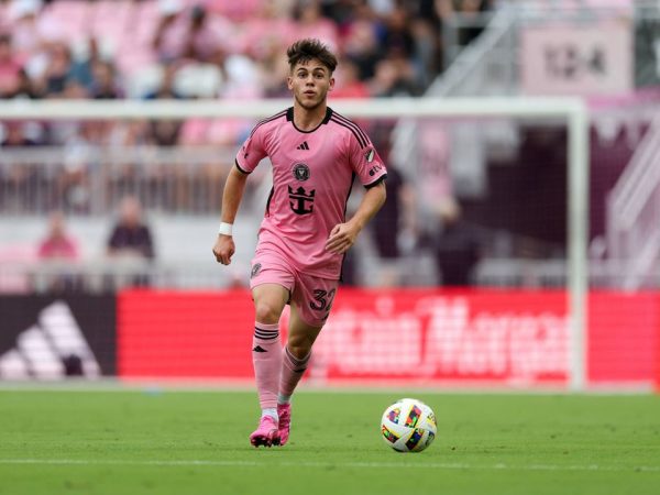 Άλεν Νόα Τζέιμς: Ποιος είναι ο συμπαίκτης του Μέσι που ετοιμάζεται για την Εθνική Ελλάδας (vids)