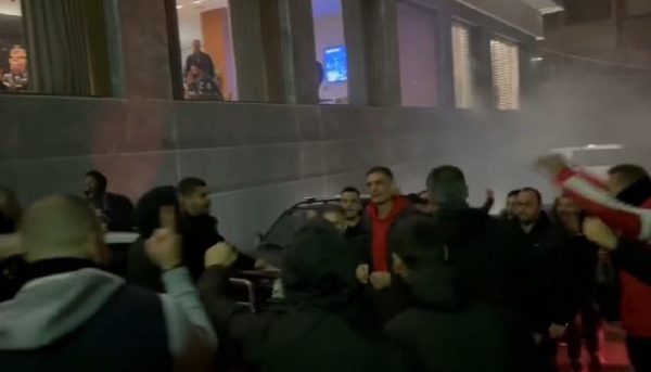 Θερμή υποδοχή οπαδών του Ολυμπιακού σε Μπαρτζώκα και παίκτες  μετά τον τελικό Κυπέλλου (vid)