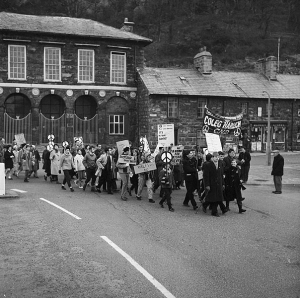 Απολιτίκ χίπις, χαλαρός: Πώς το σήμα της Ειρήνης έφτασε να σημαίνει δεν δίνω δεκάρα