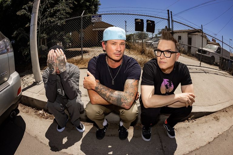 Blink-182: O Μαρκ Χόπους πουλάει πίνακα του Banksy αξίας 5 εκατ. λιρών – Που θα δωρίσει τα χρήματα