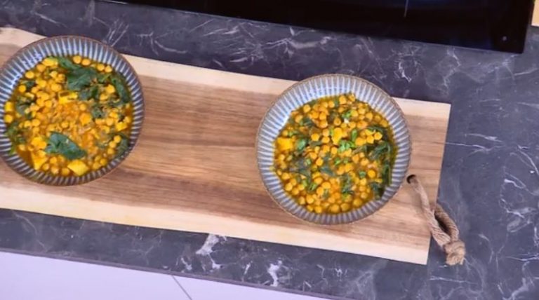 Συνταγή: Ρεβύθια κάρυ με σπανάκι και γλυκοπατάτα