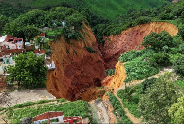Σε κατάσταση έκτακτης ανάγκης πόλη της Βραζιλίας στον Αμαζόνιο εξαιτίας διαβρώσεων που καταπίνουν σπίτια