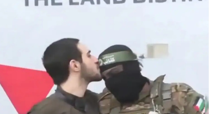 Γάζα: Ισραηλινός όμηρος φιλά στο μέτωπο μαχητή της Χαμάς κατά την απελευθέρωσή του – Βίντεο