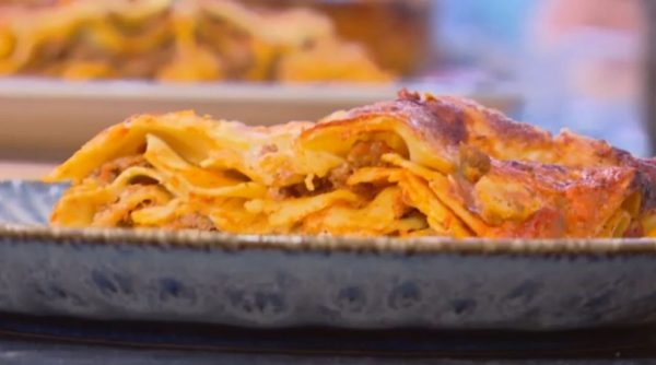 Συνταγή: Λαζάνια με κιμά, ντομάτα και ανθότυρο