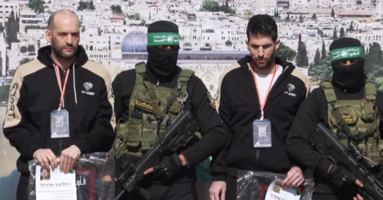 Γάζα: Απελευθερώθηκαν τρεις ακόμη Ισραηλινοί όμηροι της Χαμάς  – Πλήθος κόσμου στο νότια της Γάζας