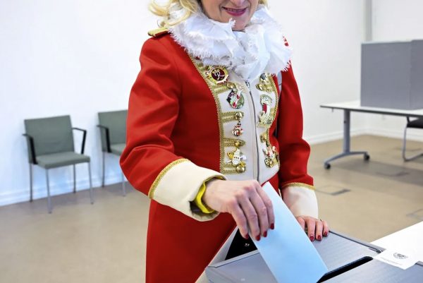 Εκλογές: Ντυμένοι αποκριάτικα αλλά και… γυμνοί προσέρχονται οι γερμανοί στις κάλπες