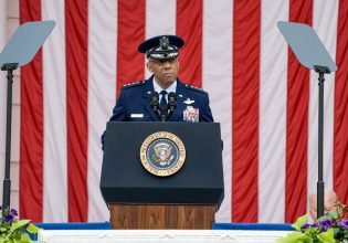 Πεντάγωνο: Ο Τραμπ ξηλώνει τον αρχιστράτηγο και ακόμα δύο αρχηγούς όπλων