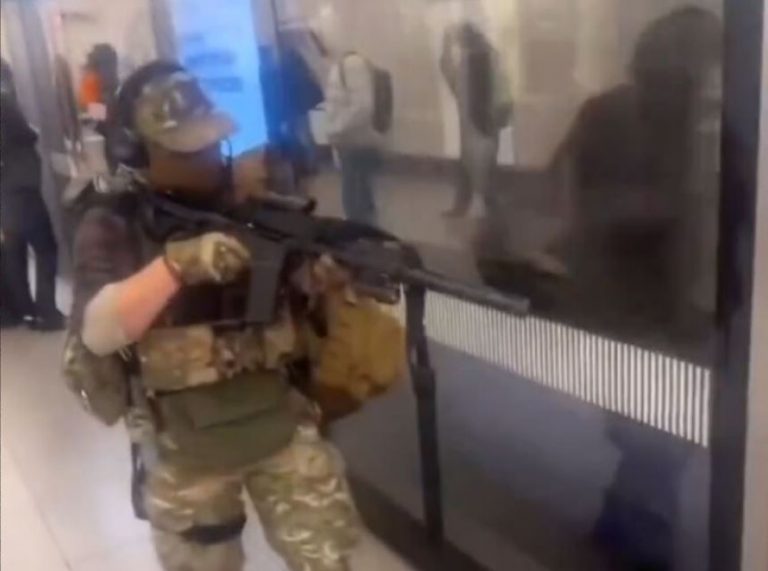 Μεγάλη Βρετανία: Ένοπλος τράβηξε τα βλέμματα στο μετρό αλλά δεν ήταν αυτό που νόμιζαν