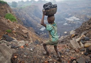 Σύγχρονη δουλεία και κλιματική αλλαγή: Πώς οι ακραίες καιρικές συνθήκες τροφοδοτούν την καταναγκαστική εργασία