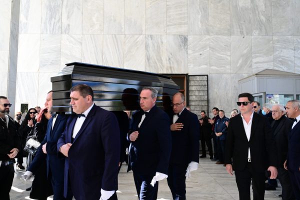 Δημήτρης Κολλάτος: Αυτήν την ώρα στο Α’ Νεκροταφείο το τελευταίο αντίο στον σκηνοθέτη
