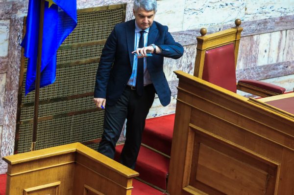 Επεισόδιο στους διαδρόμους της Βουλής – «Είναι έντιμο να σε περιμένουμε 20 λεπτά» είπε ο Δήμας στην Κωνσταντοπούλου