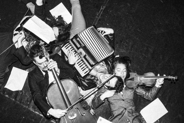 Παράταση παραστάσεων για τη «Δύναμη της Συνήθειας» στο Θέατρο Ροές λόγω επιτυχίας