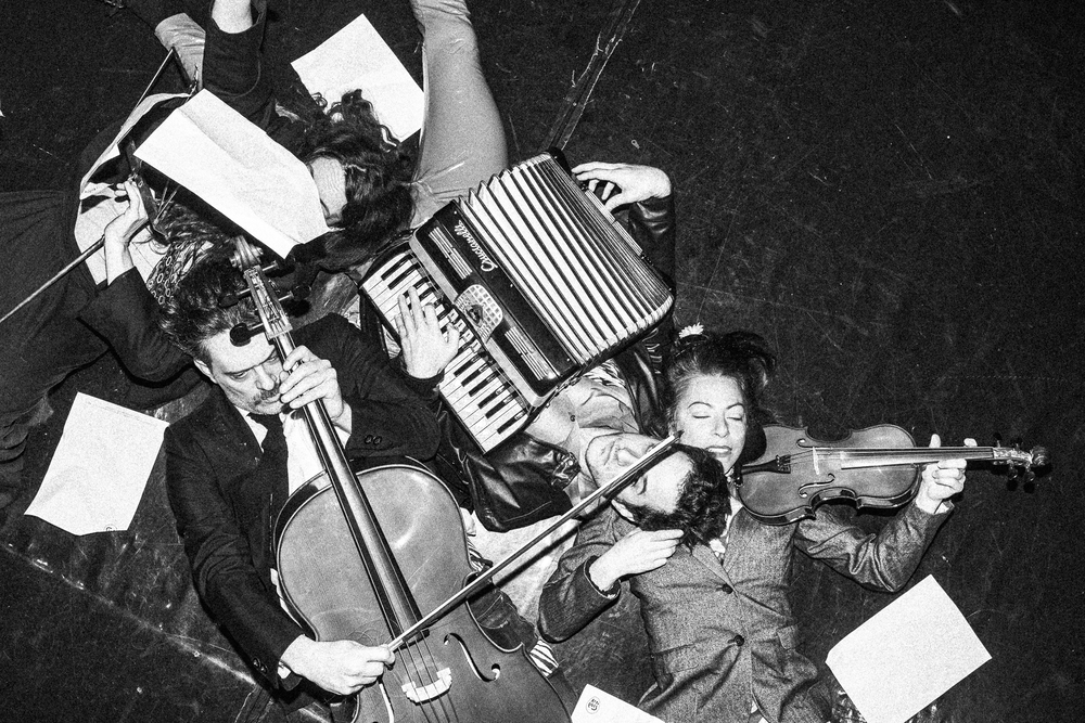 Παράταση παραστάσεων για τη «Δύναμη της Συνήθειας» στο Θέατρο Ροές λόγω επιτυχίας