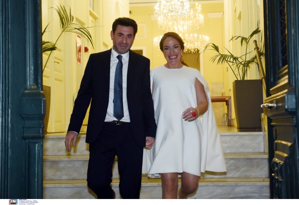 Οι Δόμνα Μιχαηλίδου και Λεωνής Μαντωνάκης παντρεύτηκαν με πολιτικό γάμο στον Πειραιά