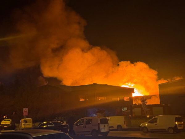 Τουρκία: Πύρινη κόλαση σε εργοστάσιο – Πυκνοί καπνοί κάλυψαν την περιοχή