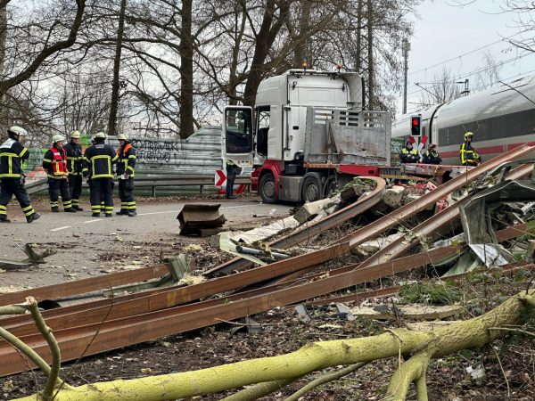 Αμβούργο: Σύγκρουση τρένου με φορτηγό – Ένας νεκρός και 13 τραυματίες