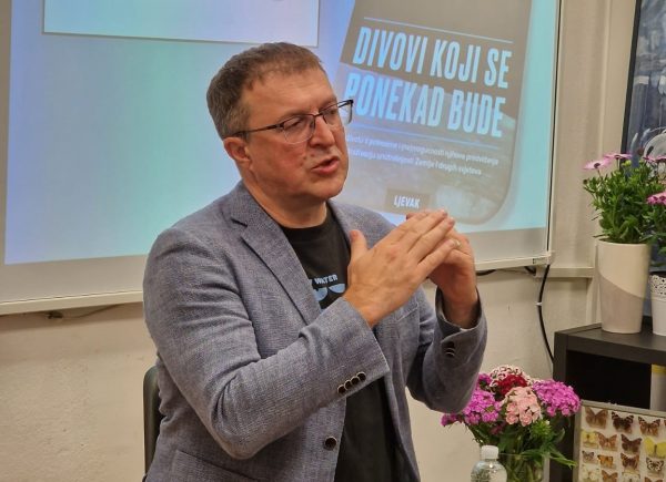 «Πρόβλημα η άναρχη δόμηση στη Σαντορίνη»