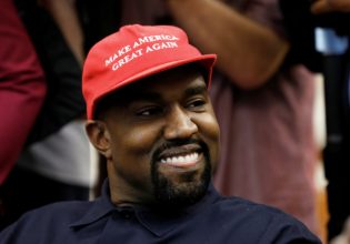 Αφού δήλωσε ότι είναι «ναζί», ο Κάνιε Γουέστ πουλάει μπλουζάκια με σβάστικες