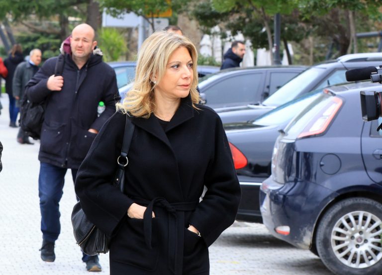 Στην κηδεία του Βασίλη Καλογήρου η Μαρία Καρυστιανού