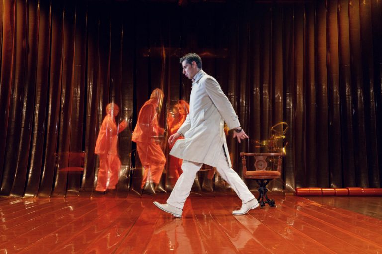 Κνοκ: Πρώτες φωτογραφίες από την παράσταση στο Θέατρο Τέχνης