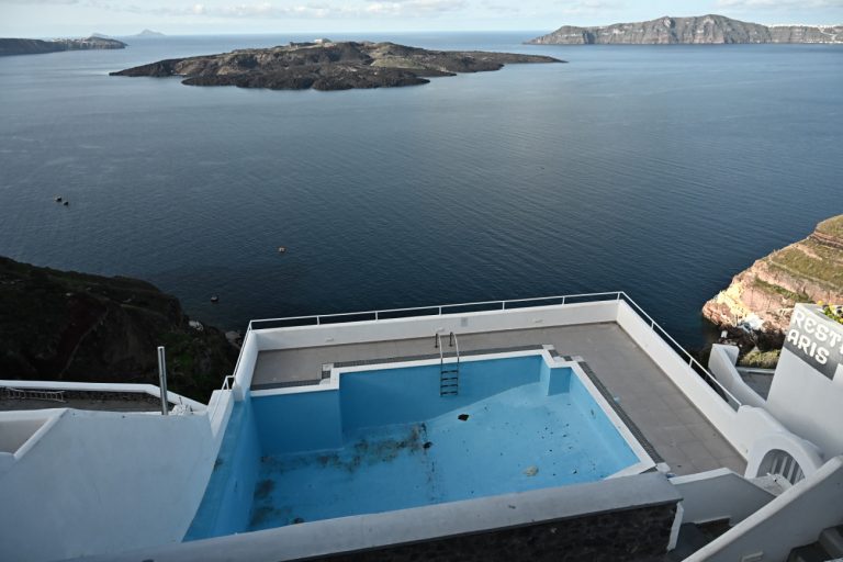 Σαντορίνη: Γιατί αδειάζουν τις πισίνες στο νησί – Τι εξηγεί ο Ευθύμης Λέκκας