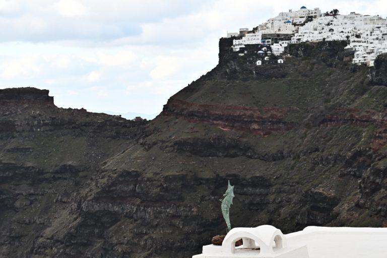 Σαντορίνη: Σε επιφυλακή ο τουριστικός κλάδος του νησιού – Δεν έχουν καταγραφεί ακυρώσεις στα ξενοδοχεία