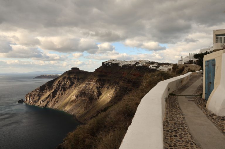 Σαντορίνη: «Ήταν πολύ νωρίς για το σενάριο της ύφεσης – Παραμένουμε σε αυτό της σμηνοσειράς»