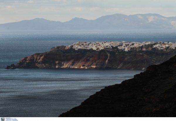Σαντορίνη: Μη ηφαιστειακό το βουητό – Η Άνυδρος μετακινείται 7mm τη μέρα – Οι σεισμοί θα συνεχιστούν