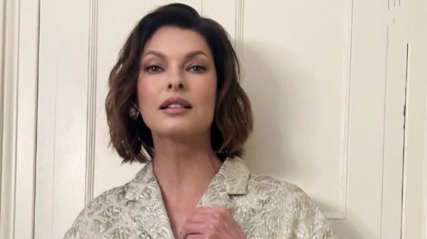 «Ένιωσα όμορφη»: Η Λίντα Εβαντζελίστα για την πρώτη φορά που έδειξε σε φίλους τα σημάδια της μαστεκτομής