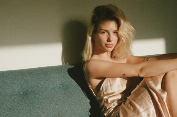 «Ήταν δύσκολο να έχω αυτό το επίθετο»: Η Λότι Μος μιλάει για την εκρηκτική σχέση με την σούπερ σταρ αδερφή της