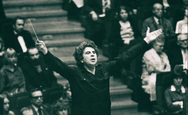 Στα σκαριά μια νέα ταινία για τον Μίκη Θεοδωράκη σε σκηνοθεσία Εύας Νάθενα