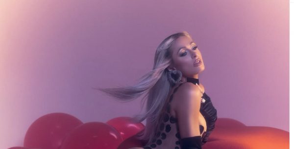 H Πάρις Χίλτον πουλάει ρούχα από την εμβληματική γκαρνταρόμπα της για καλό σκοπό