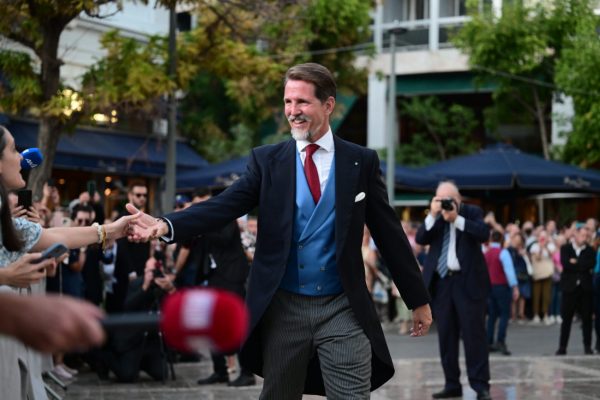 Παύλος Ντε Γκρες: Χορεύει ζεϊμπέκικο και ο Αντώνης Ρέμος του χτυπά παλαμάκια