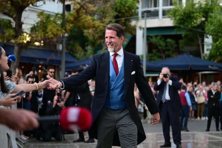 Παύλος Ντε Γκρες: Χορεύει ζεϊμπέκικο και ο Αντώνης Ρέμος του χτυπά παλαμάκια